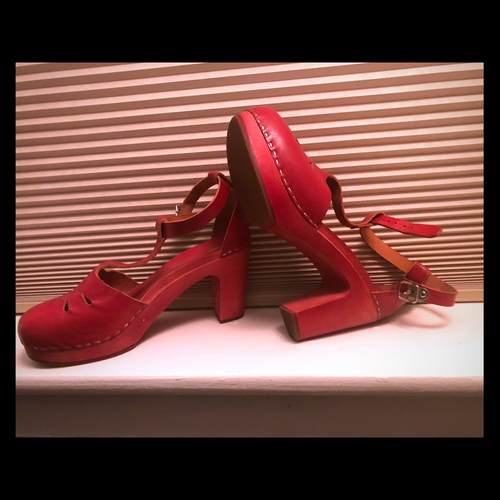 Never been worn t-strap Swedish Hasbeens